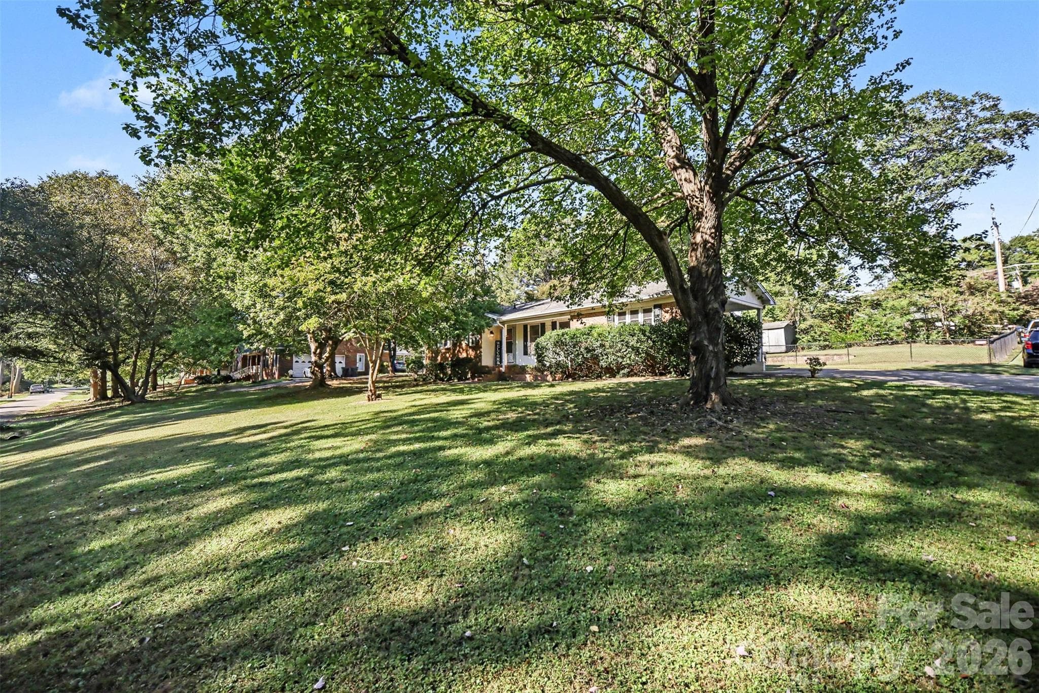 Single Family Residence at 402 Sunset Circle, Dallas, photo 4 of 46