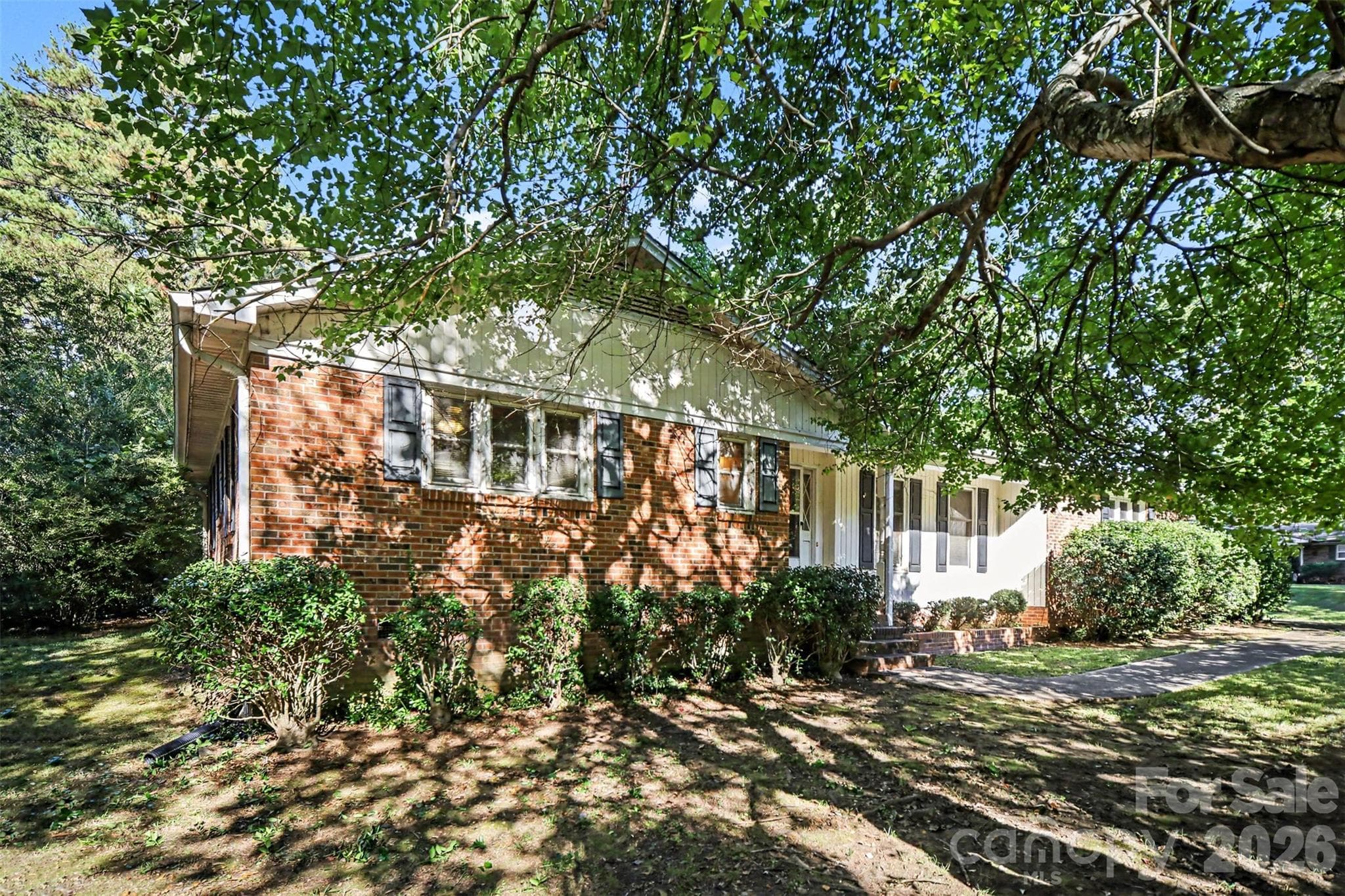 Single Family Residence at 402 Sunset Circle, Dallas, photo 3 of 46