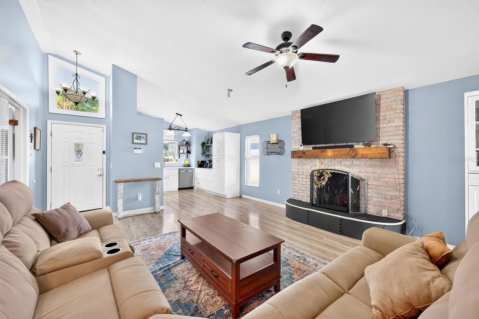 Light, bright open concept living under vaulted ceilings. - 9807 PINEY POINT CIR, ORLANDO