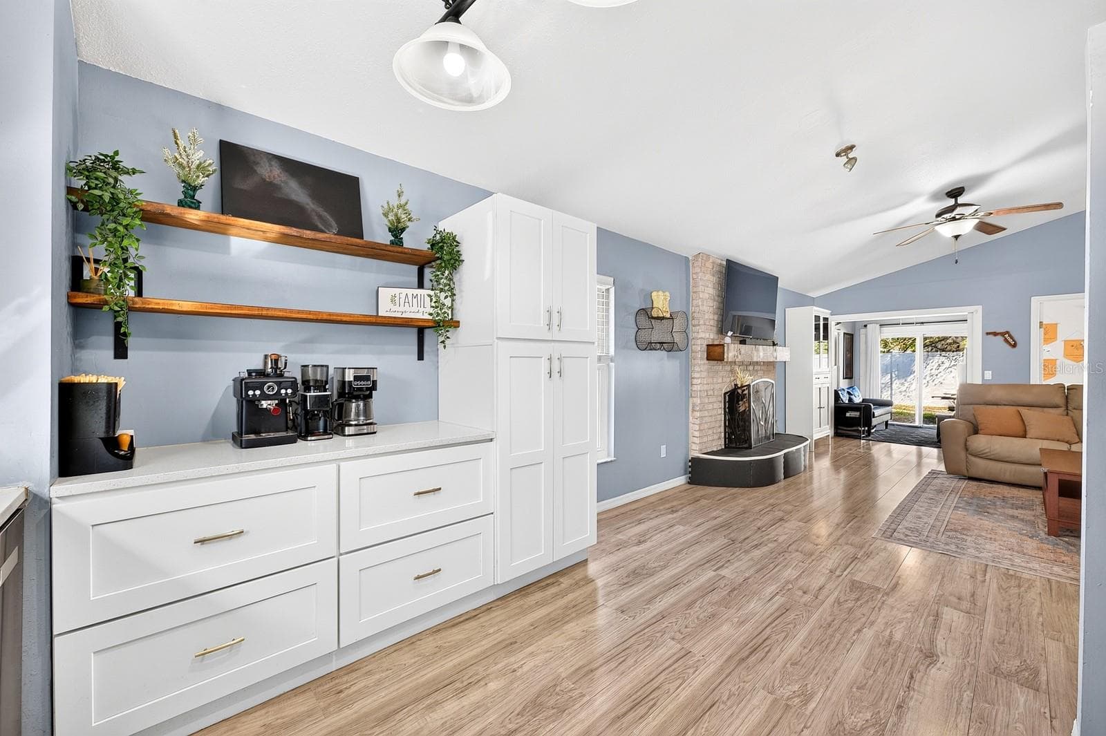 Fresh modern kitchen with a great mix of cabinet and drawer storage. - 9807 PINEY POINT CIR, ORLANDO
