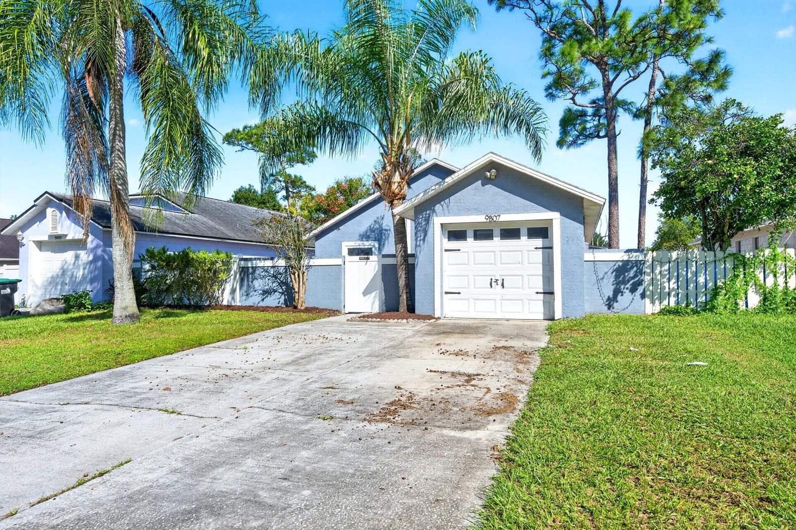 Ample driveway parking. - 9807 PINEY POINT CIR, ORLANDO
