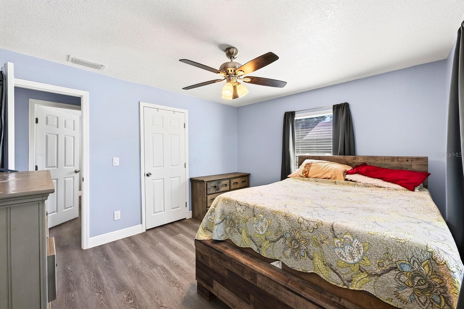 Down the hallway, you’ll find THREE BEDROOMS, each featuring a STYLISH CEILING FAN and WALK-IN CLOSET for comfortable living and convenient storage. Primary Bedroom - 1444 KENNY CT, WINTER GARDEN