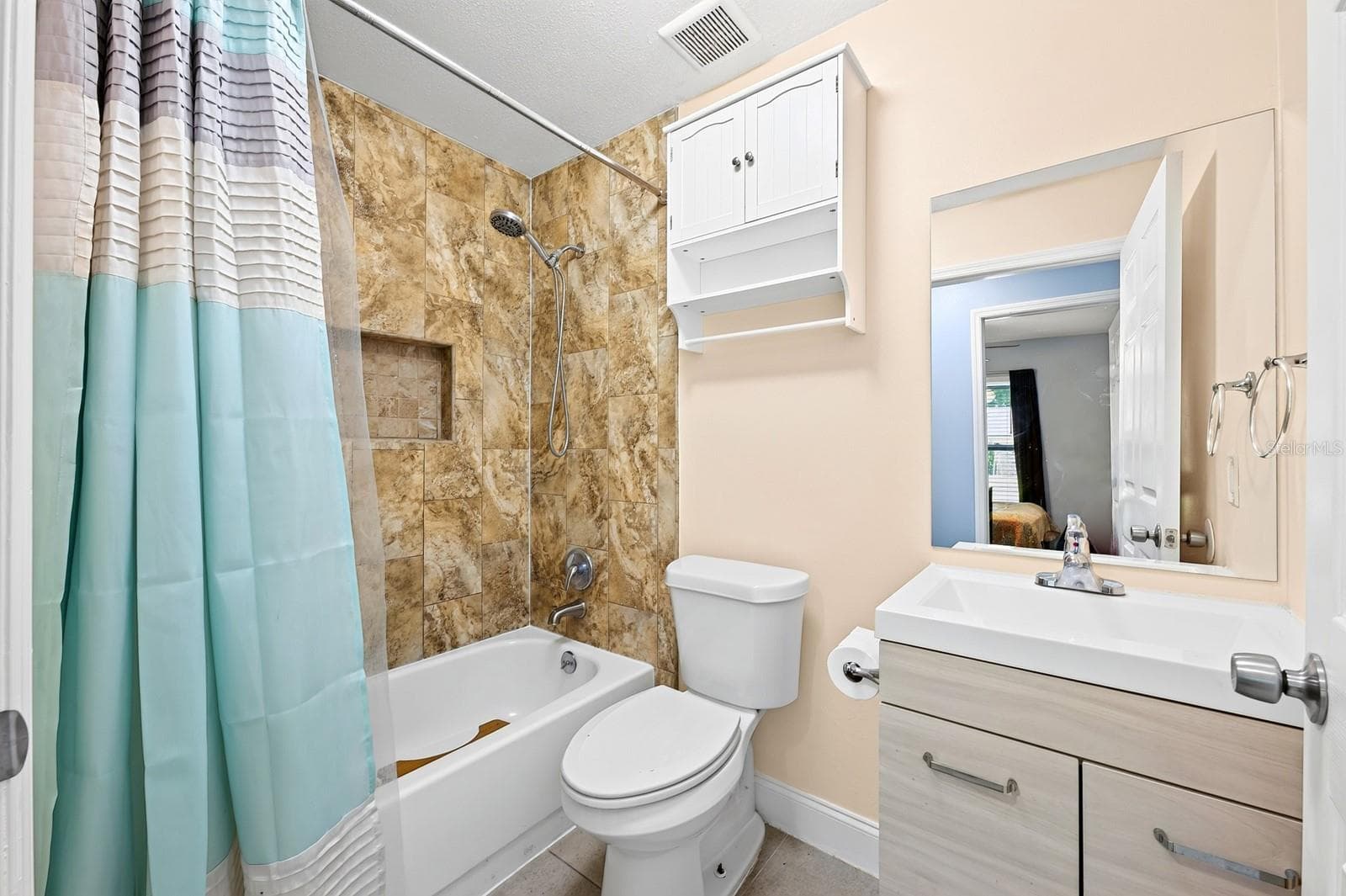 A SECOND FULL BATH with a modern vanity and tub/shower combination, is conveniently located near the additional Bedrooms. - 1444 KENNY CT, WINTER GARDEN