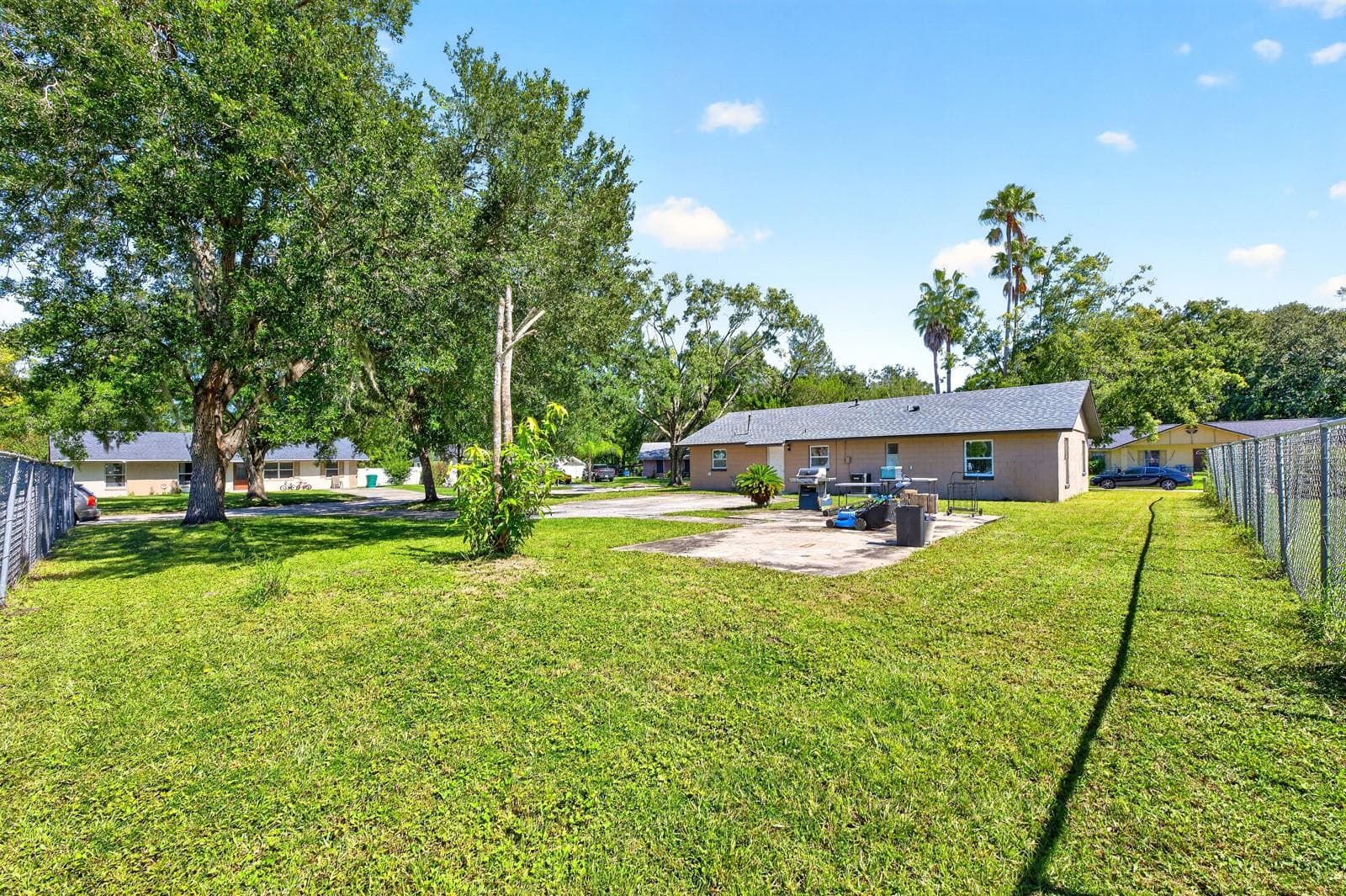 With its GENEROUS CORNER LOT, mature shade trees and NO HOA, there’s room to make this property your own. - 1444 KENNY CT, WINTER GARDEN