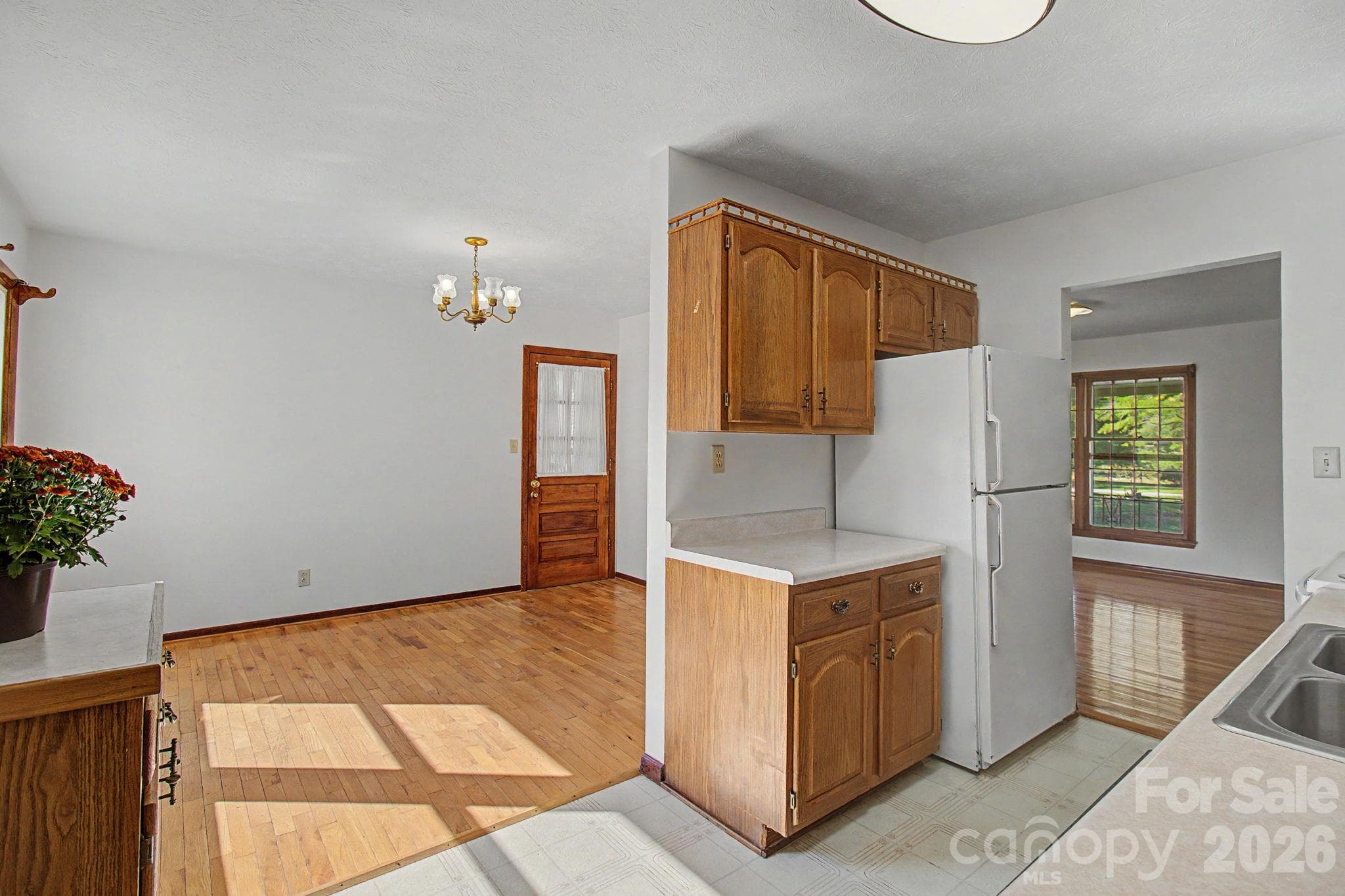 Kitchen toward dining room - 188 Pinner Road, Arden