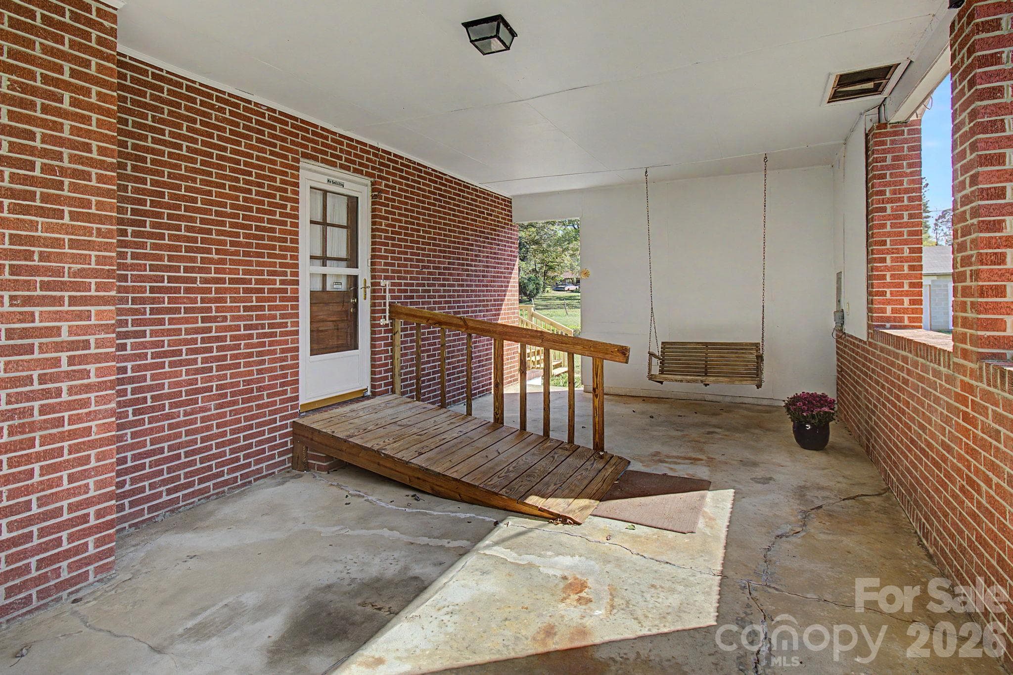 No-step entry into kitchen - 188 Pinner Road, Arden