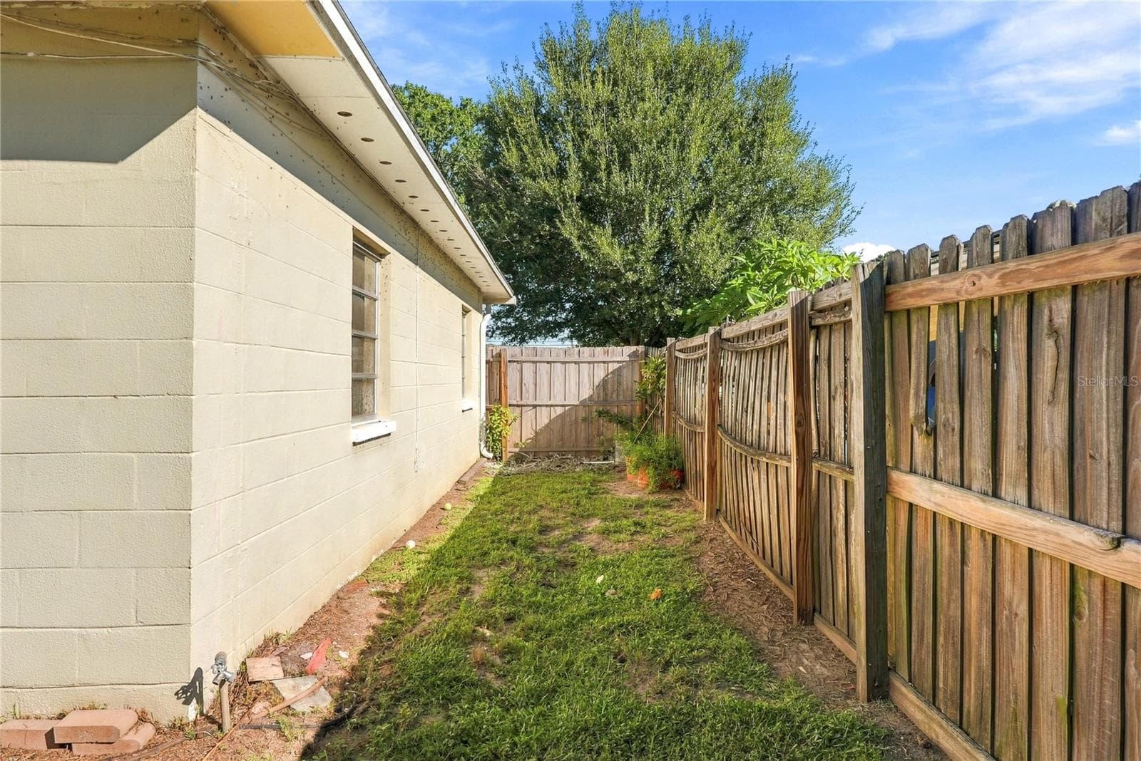Backyard east side of the house - 3600 YARDLEY AVE N, ST PETERSBURG
