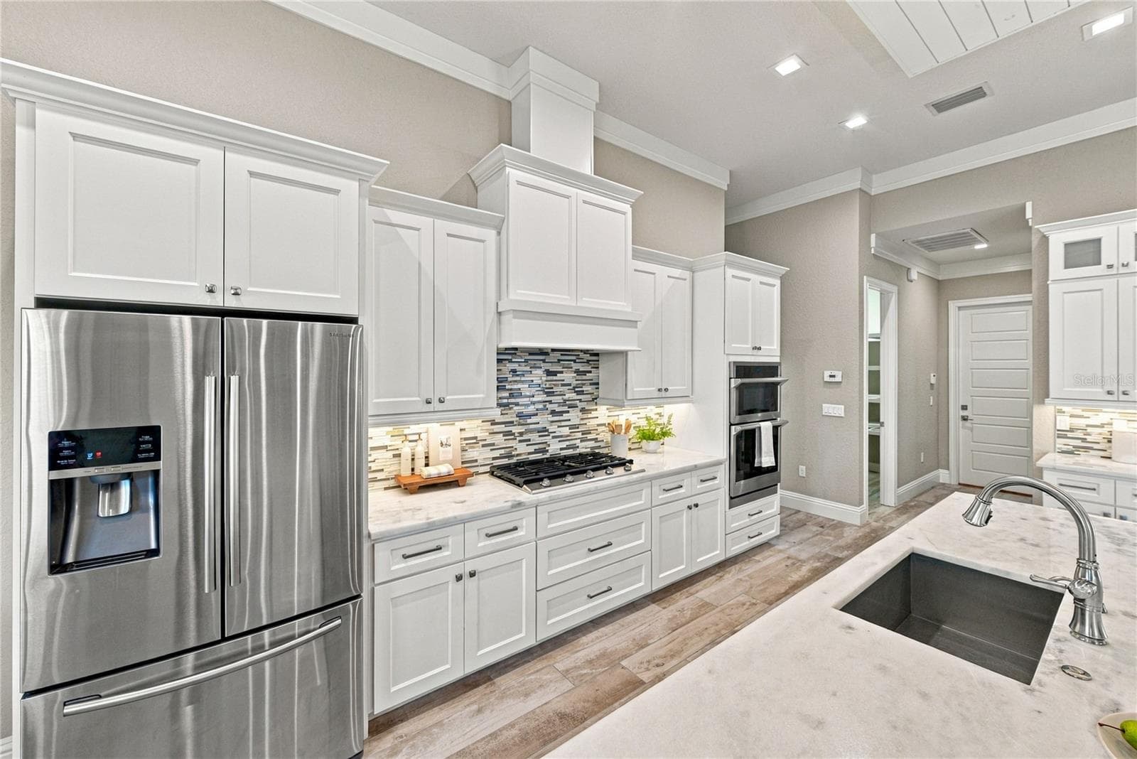 Kitchen w/ Gas Range - 6530 EMERALD WOODS LN, LAKELAND