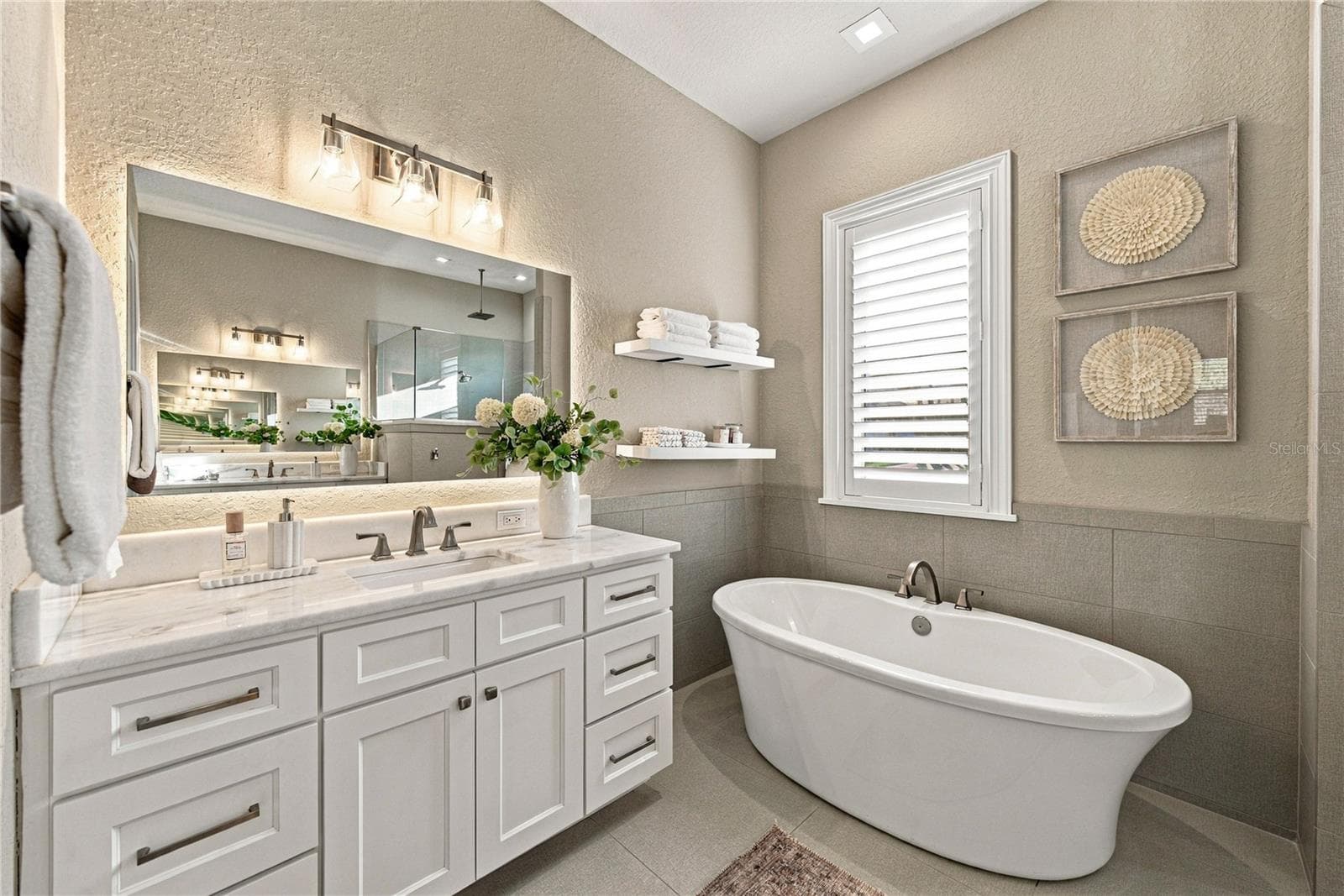 Private En-suite bathroom w/soaking tub - 6530 EMERALD WOODS LN, LAKELAND