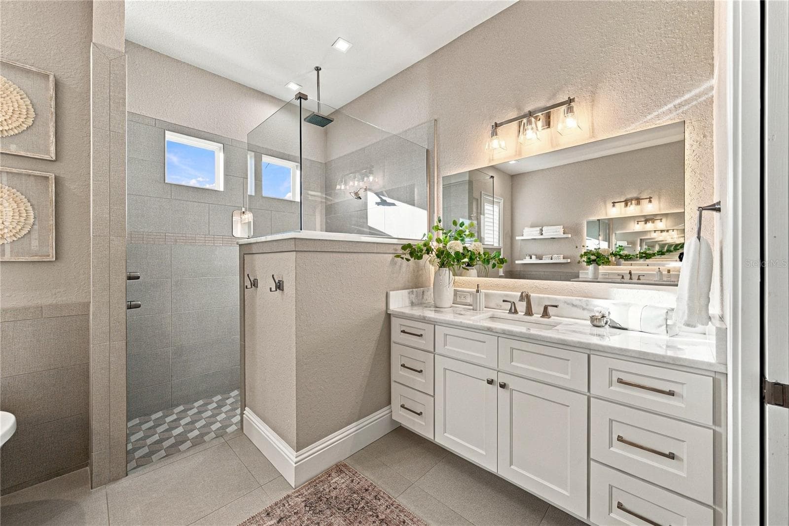 Large walk-in shower - 6530 EMERALD WOODS LN, LAKELAND