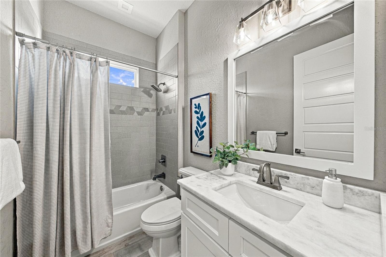 Guest Bathroom - 6530 EMERALD WOODS LN, LAKELAND
