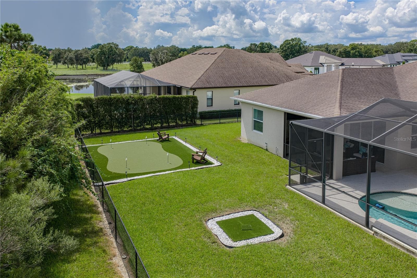 Backyard with Private putting green - 6530 EMERALD WOODS LN, LAKELAND