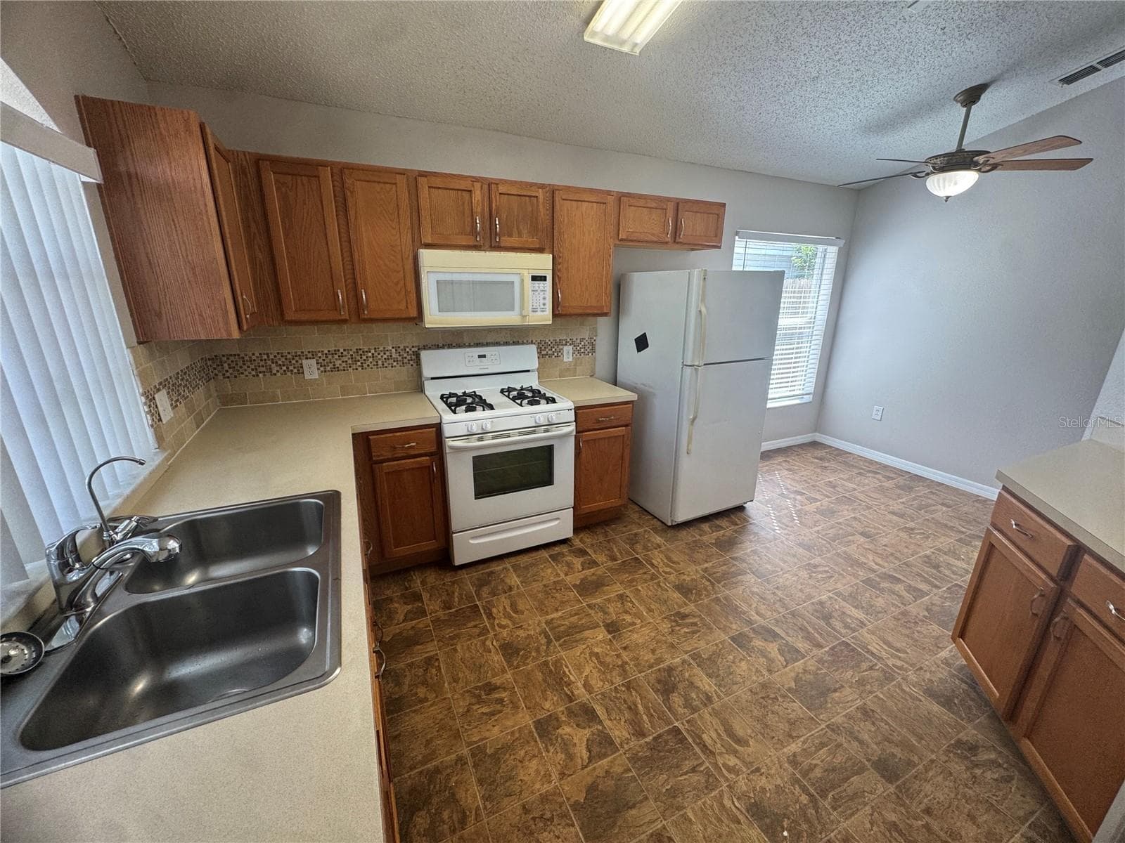 Single Family Residence at 629 GARBERIA DR, DAVENPORT, photo 6 of 16