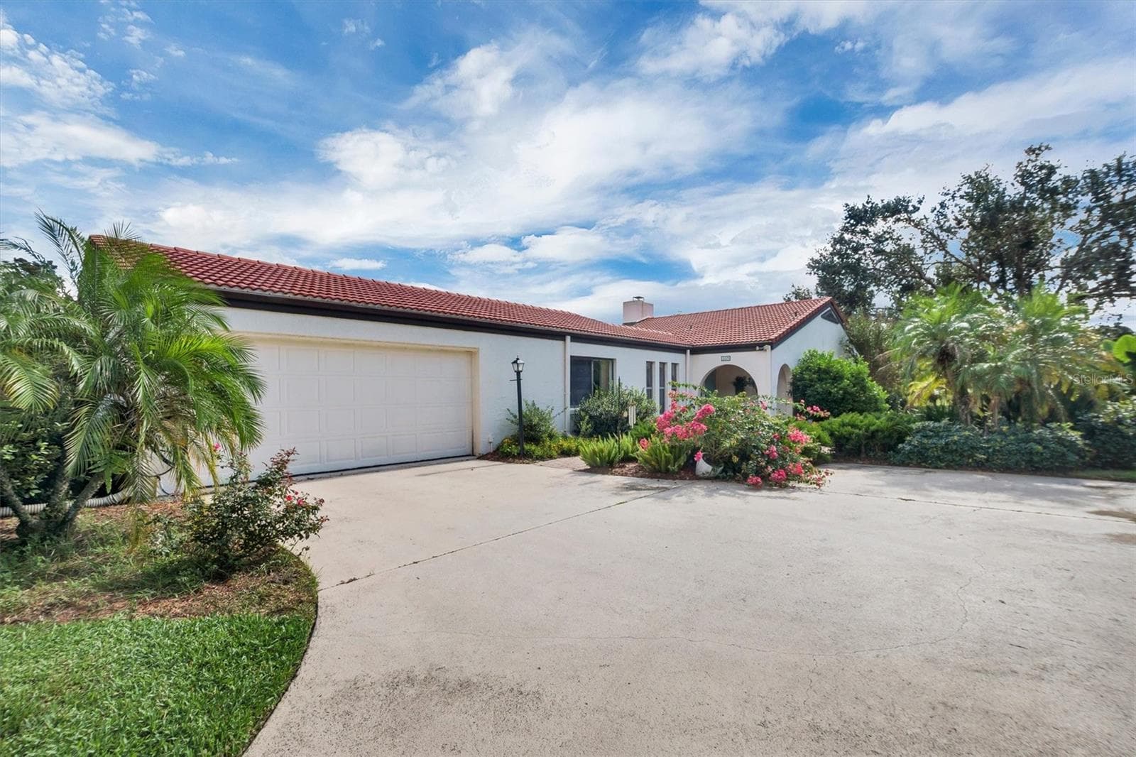 Huge parking area - 559 CLUBHOUSE DR, LAKE WALES
