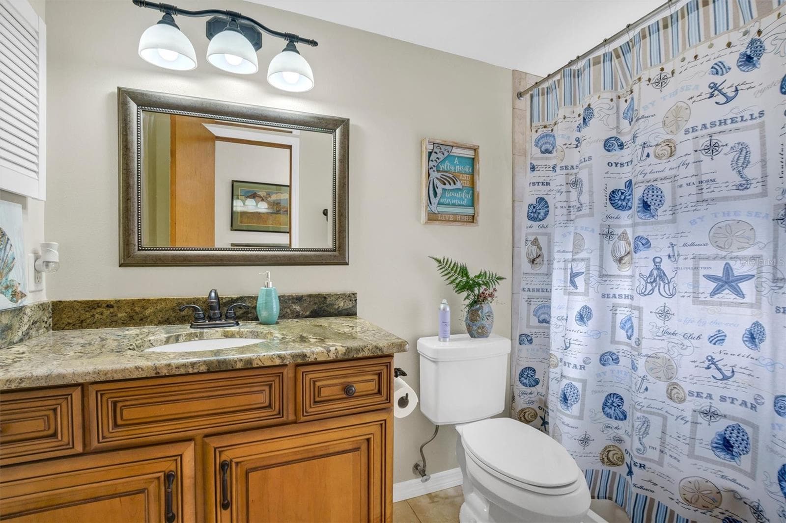 Guest bathroom - 559 CLUBHOUSE DR, LAKE WALES