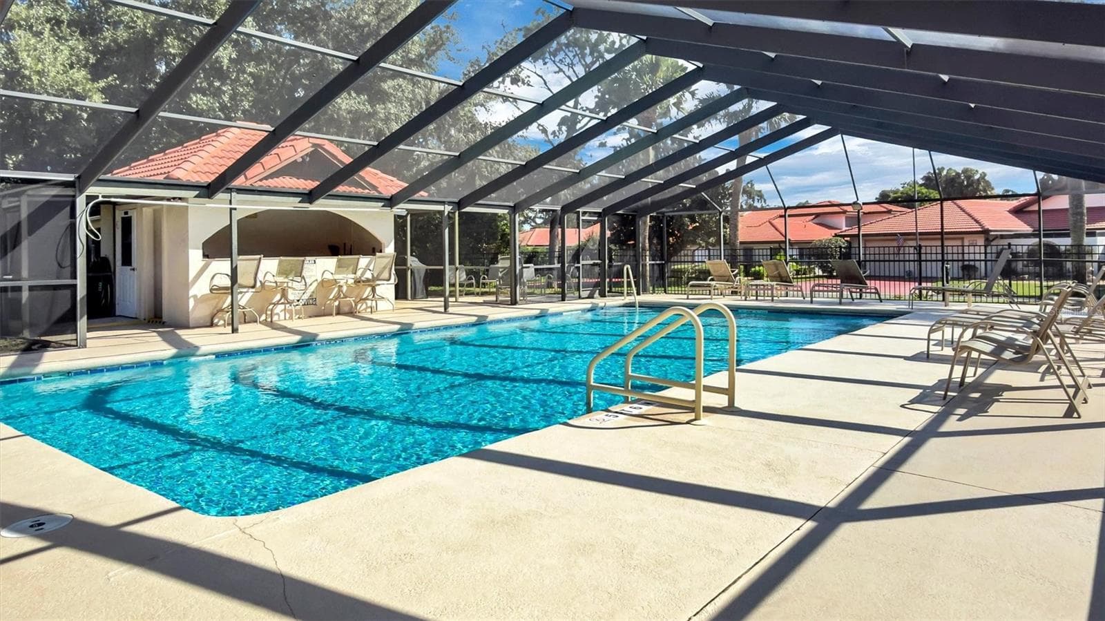 Beautiful screened pool - 559 CLUBHOUSE DR, LAKE WALES