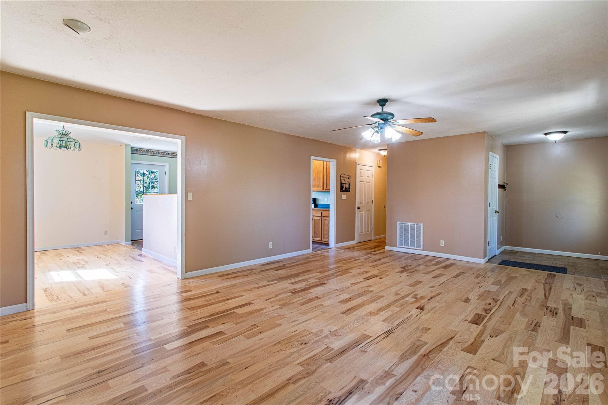 Single Family Residence at 3 Edna Oaks Road, Hendersonville, photo 6 of 43