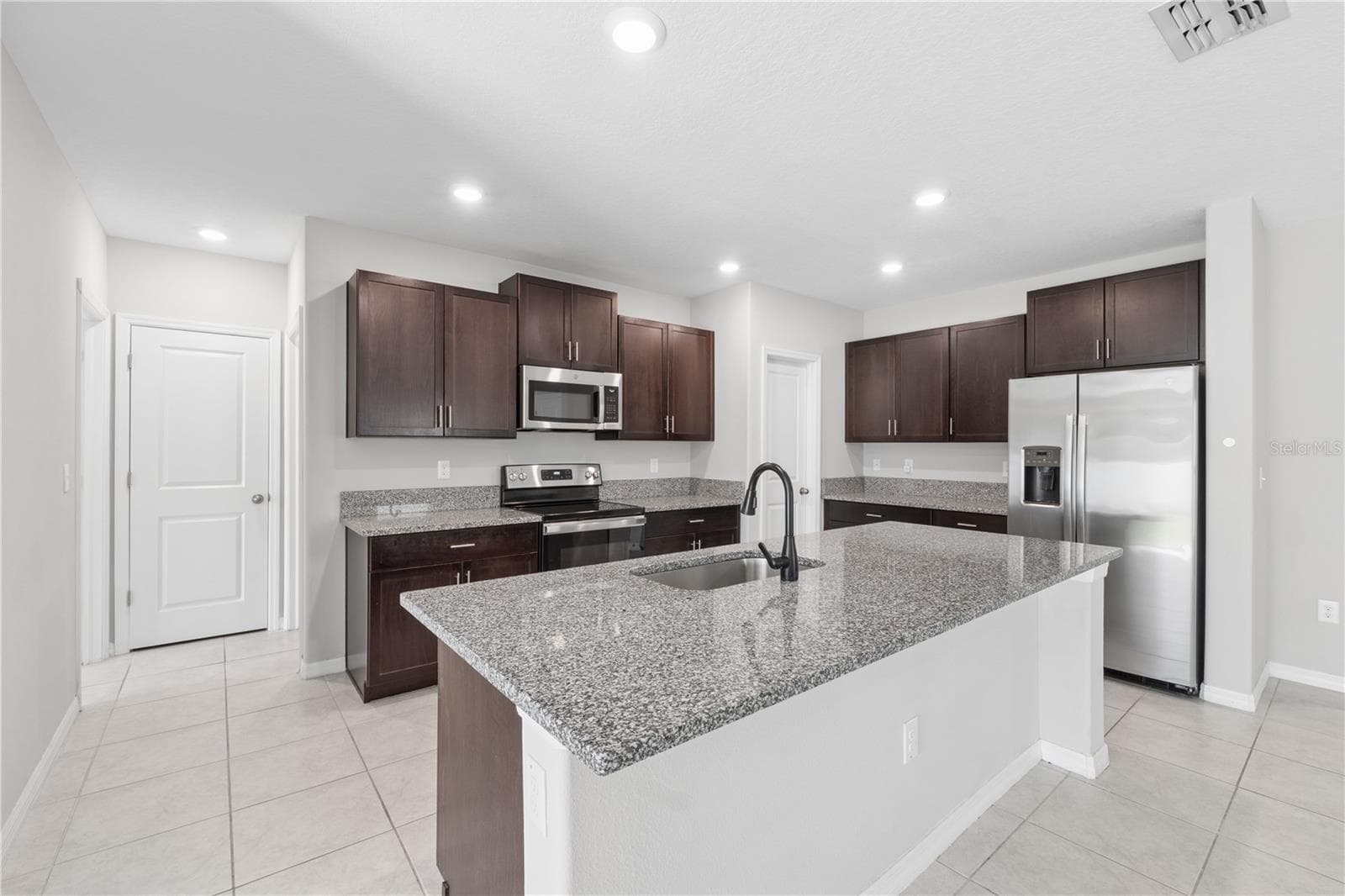 Single Family Residence at 7207 RONNIE GARDENS CT, TAMPA, photo 10 of 38