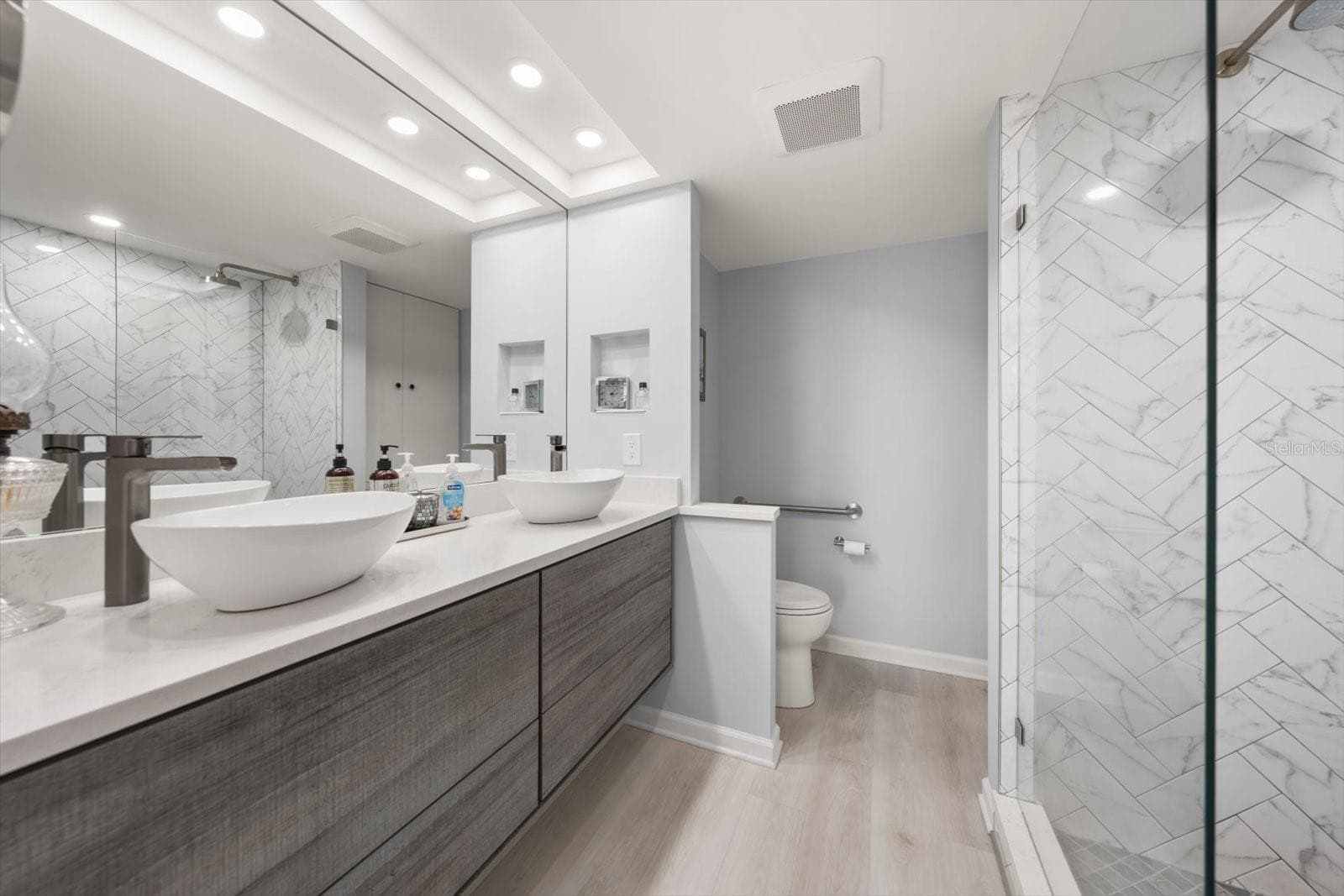 Primary Bedroom En suite bath featuring updates throughout. - 400 ISLAND WAY #904, CLEARWATER BEACH