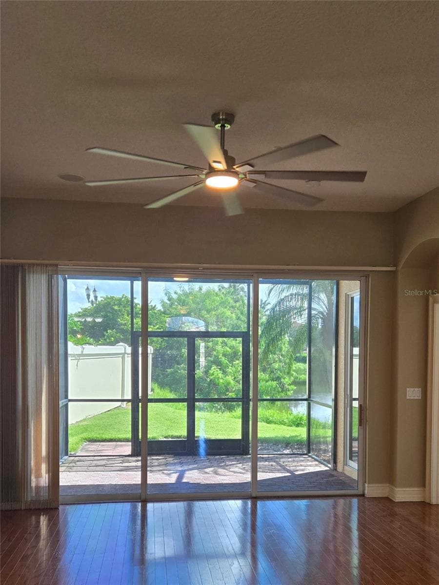 new large ceiling fan w/remote in living rm - 312 11TH AVE E, PALMETTO