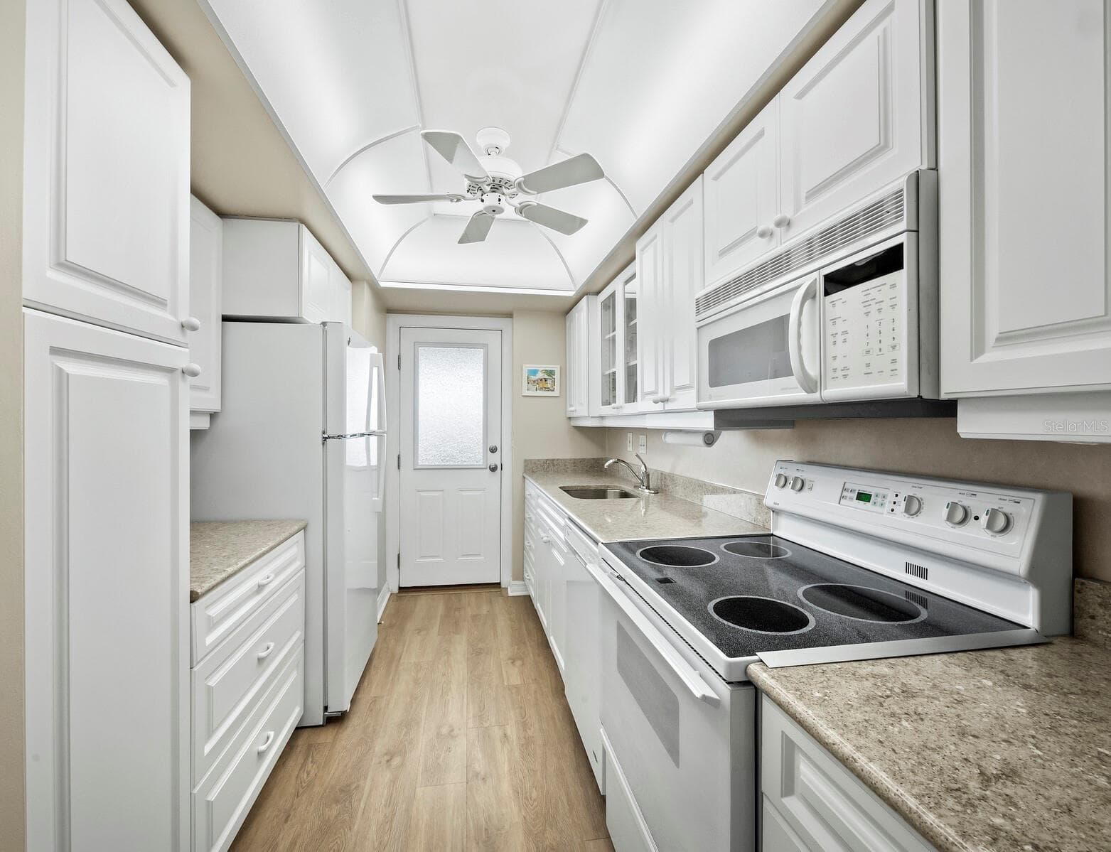 Kitchen with private secondary entrance - 512 W VENICE AVE #607, VENICE