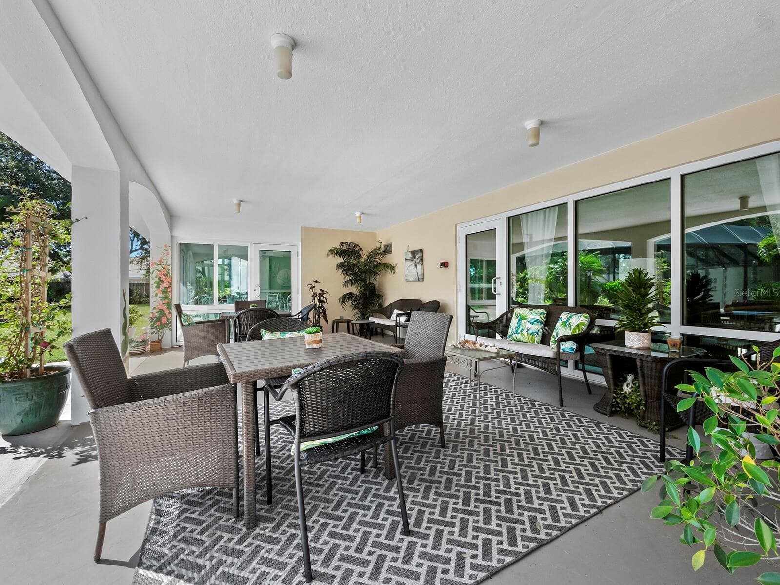 So many cozy places to enjoy your community - 512 W VENICE AVE #607, VENICE