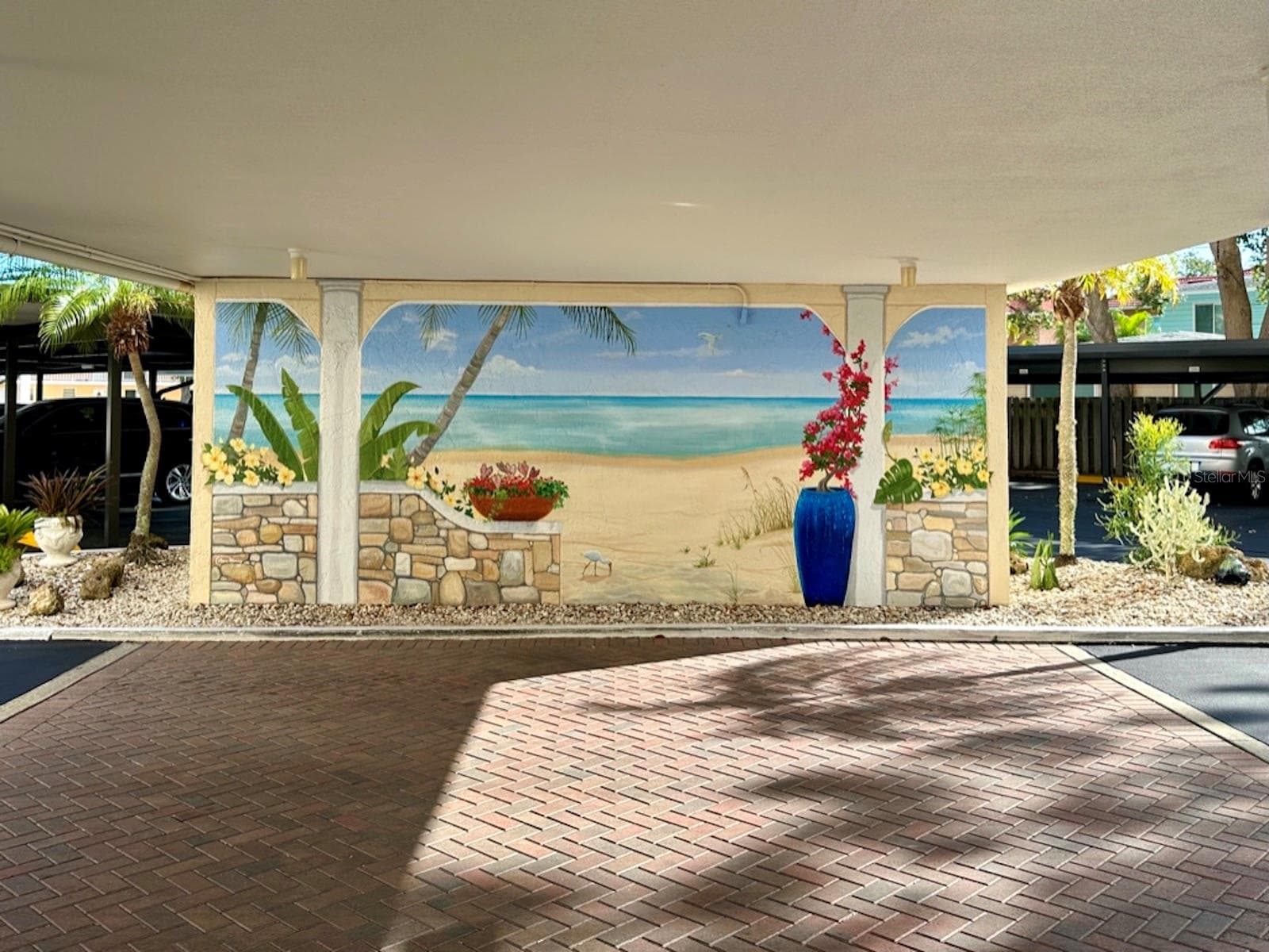 A covered drive-through entrance offers a shelter on rainy days - 512 W VENICE AVE #607, VENICE