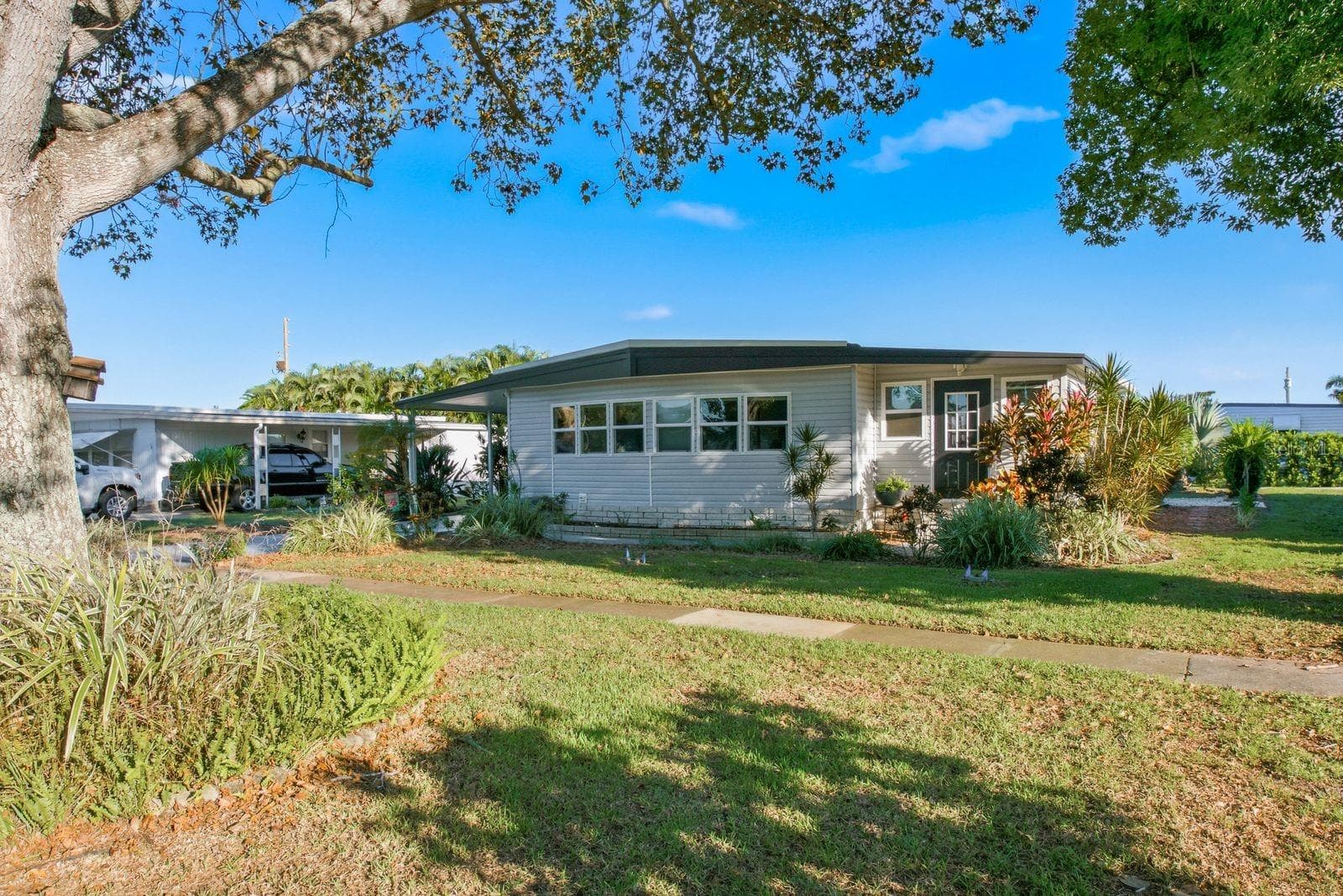 Manufactured Home at 185 LAKE TARPON DR #31, PALM HARBOR, photo 2 of 33