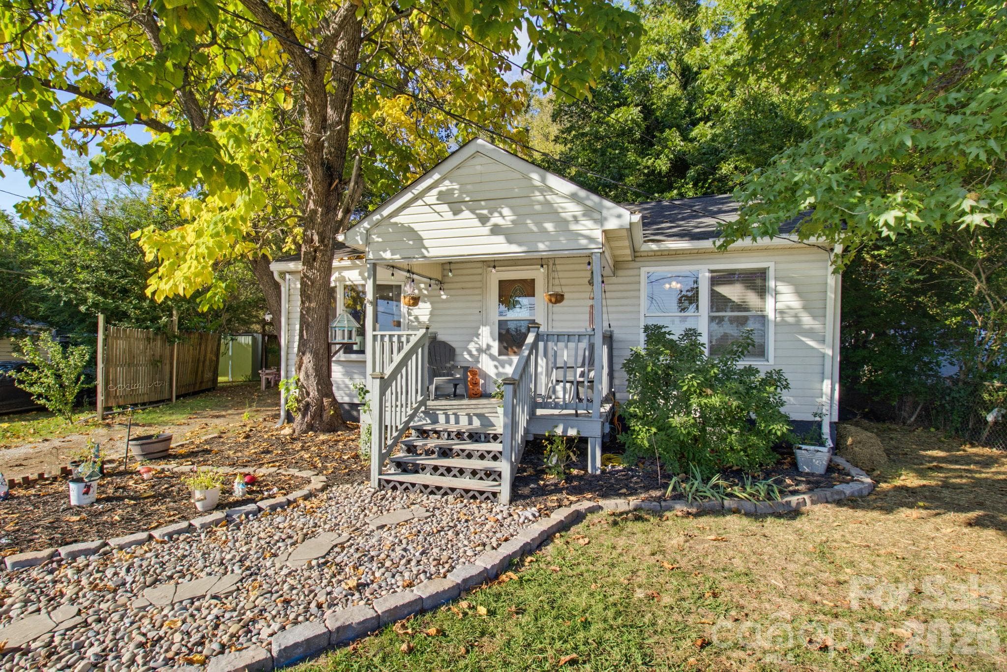 Single Family Residence at 111 Englewood Drive, Archdale, photo 2 of 30