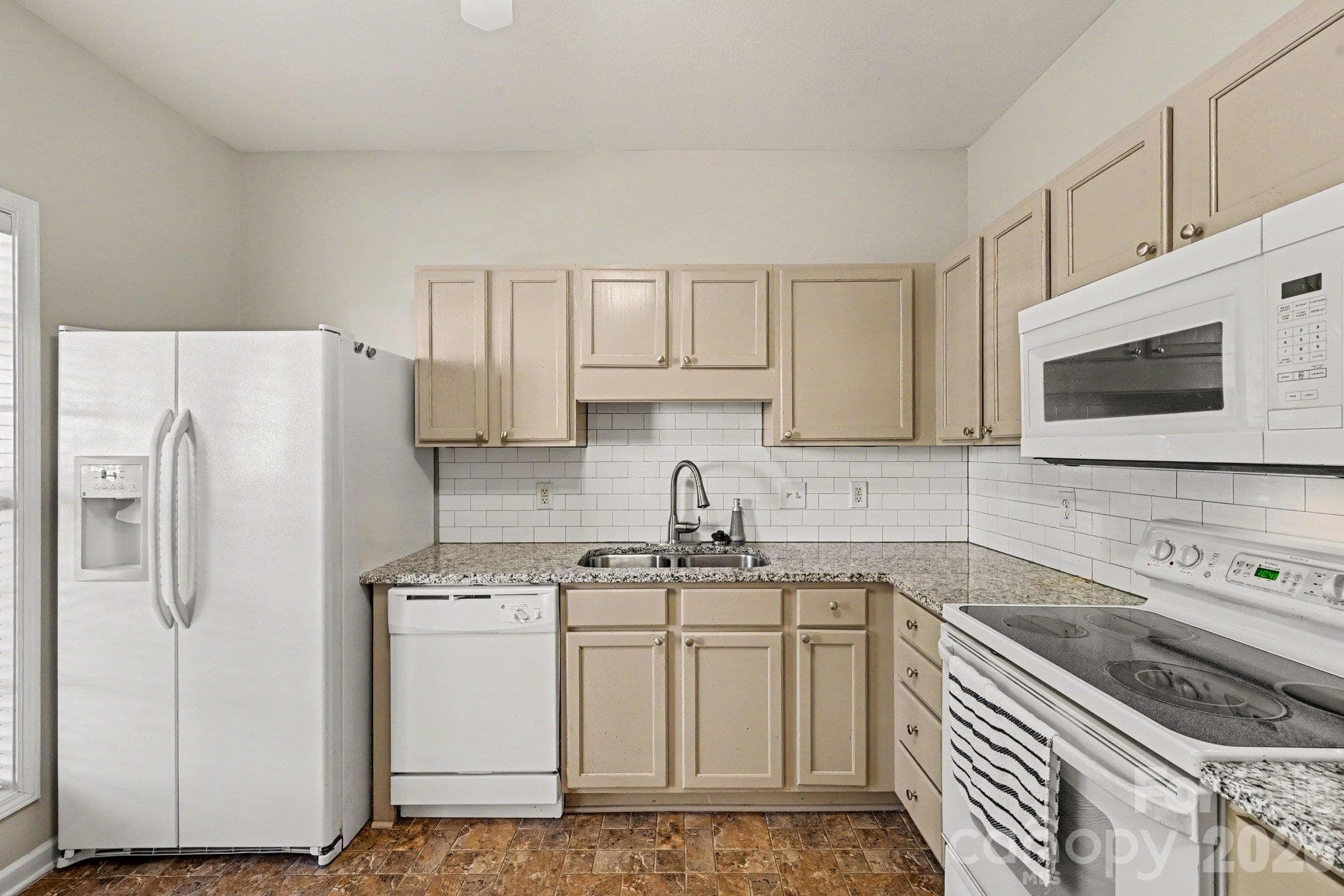 Spacious and cheerful kitchen - 8334 Carob Tree Lane, Charlotte