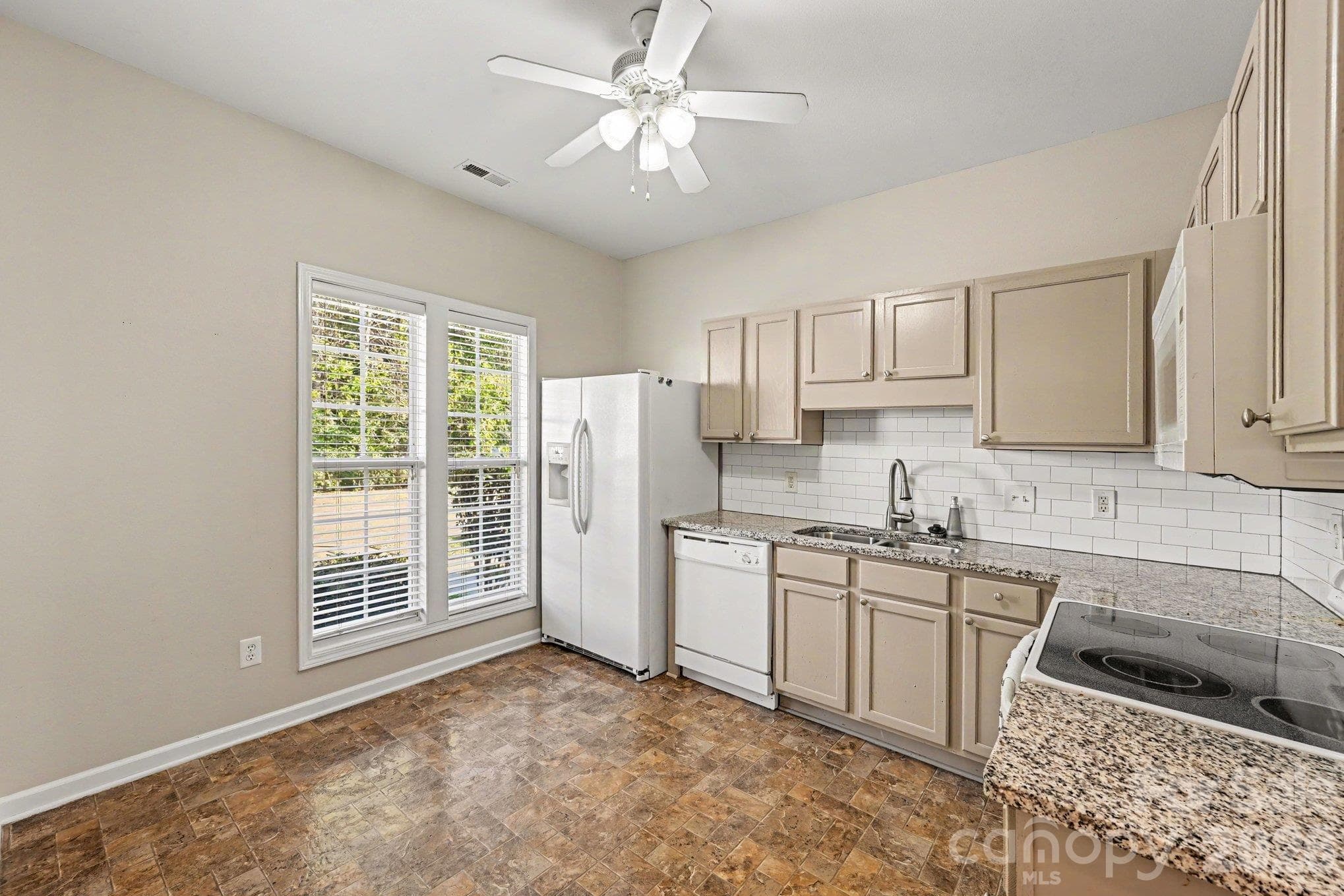 Spacious eat-in kitchen - 8334 Carob Tree Lane, Charlotte