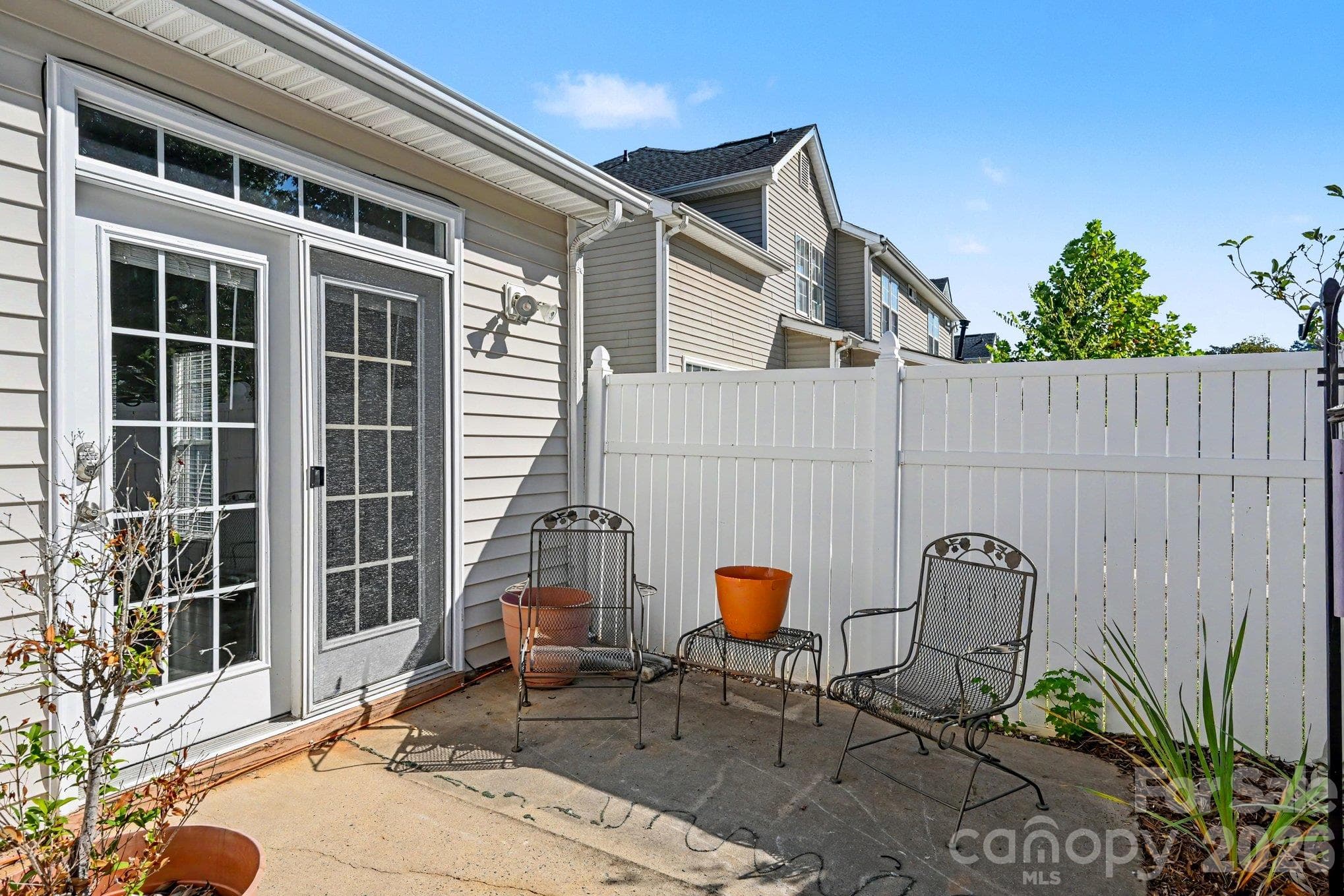 Peaceful and private patio retreat - 8334 Carob Tree Lane, Charlotte