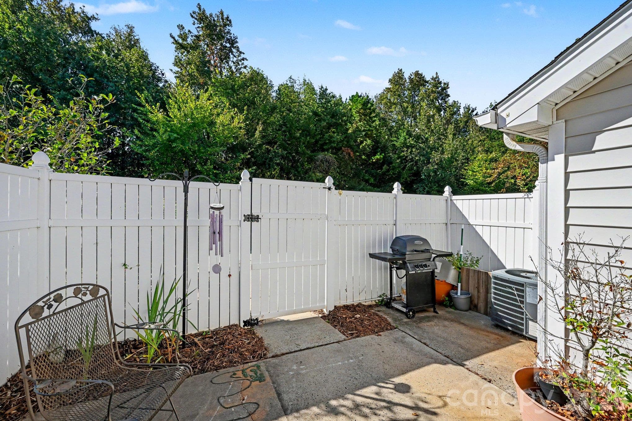 Peaceful and private retreat - 8334 Carob Tree Lane, Charlotte