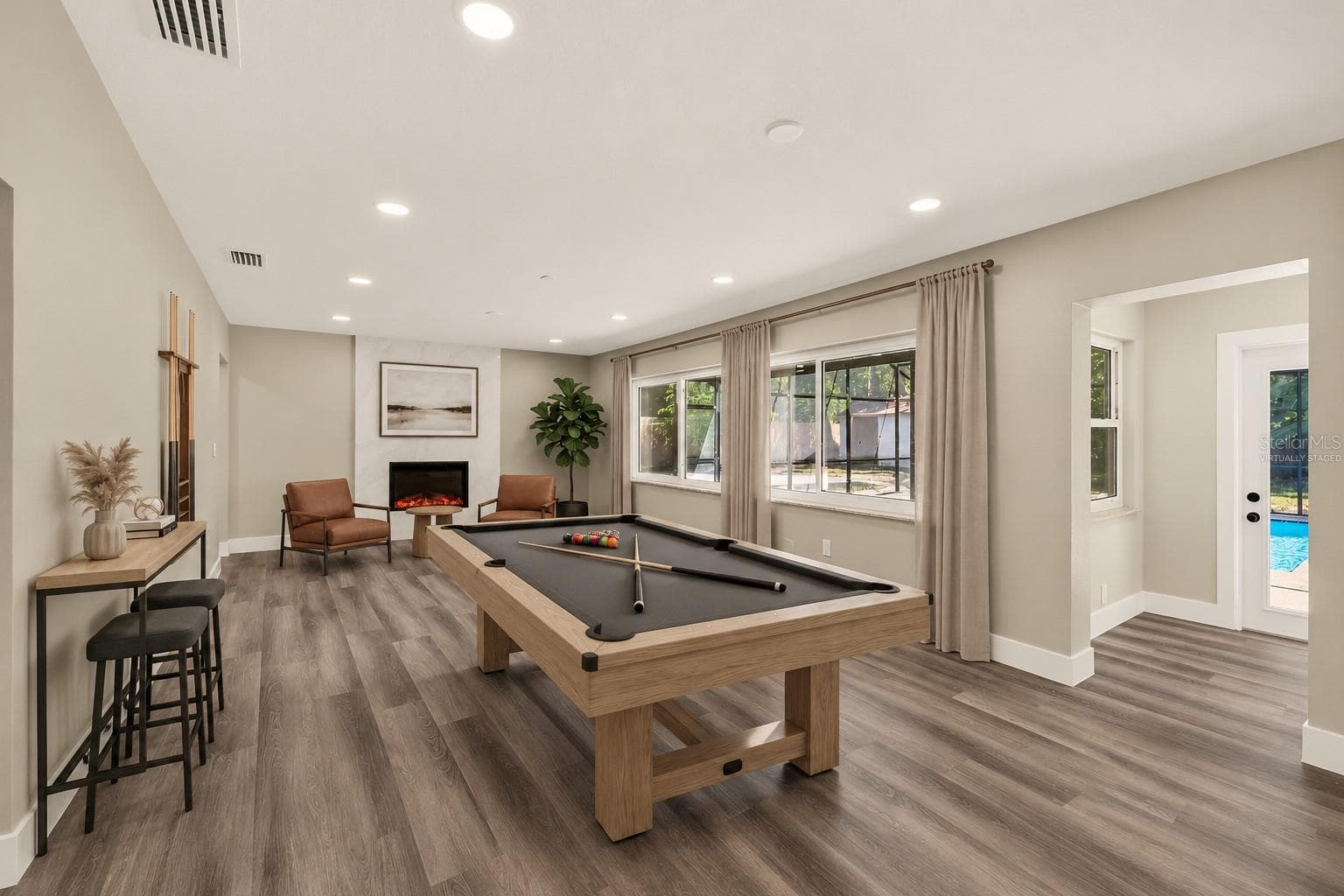 Virtually Staged - 1595 OAK LN, CLEARWATER