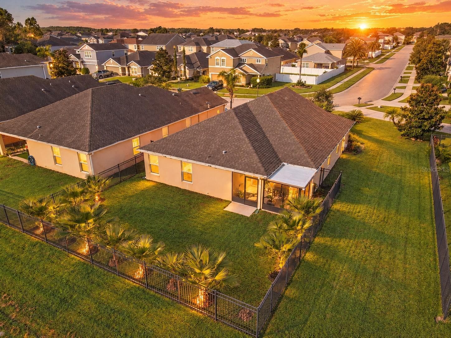 Immaculate FIVE-Bedroom (Yes, FIVE Actual Bedrooms!), Two-Bath, WATERFRONT, Concrete-Block, Single-Family Home with an OPEN FLOORPLAN and a Two-Car Garage on a Quiet CUL-DE-SAC with no Through Traffic!  HOLY COW! - 15637 CARINA DR, ORLANDO