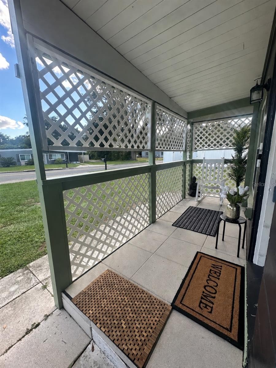 Beautiful front porch - 3523 SE 6TH ST, OCALA