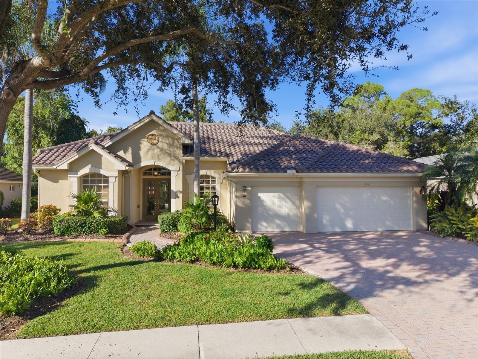 Single Family Residence at 6914 TREYMORE CT, SARASOTA, photo 2 of 37