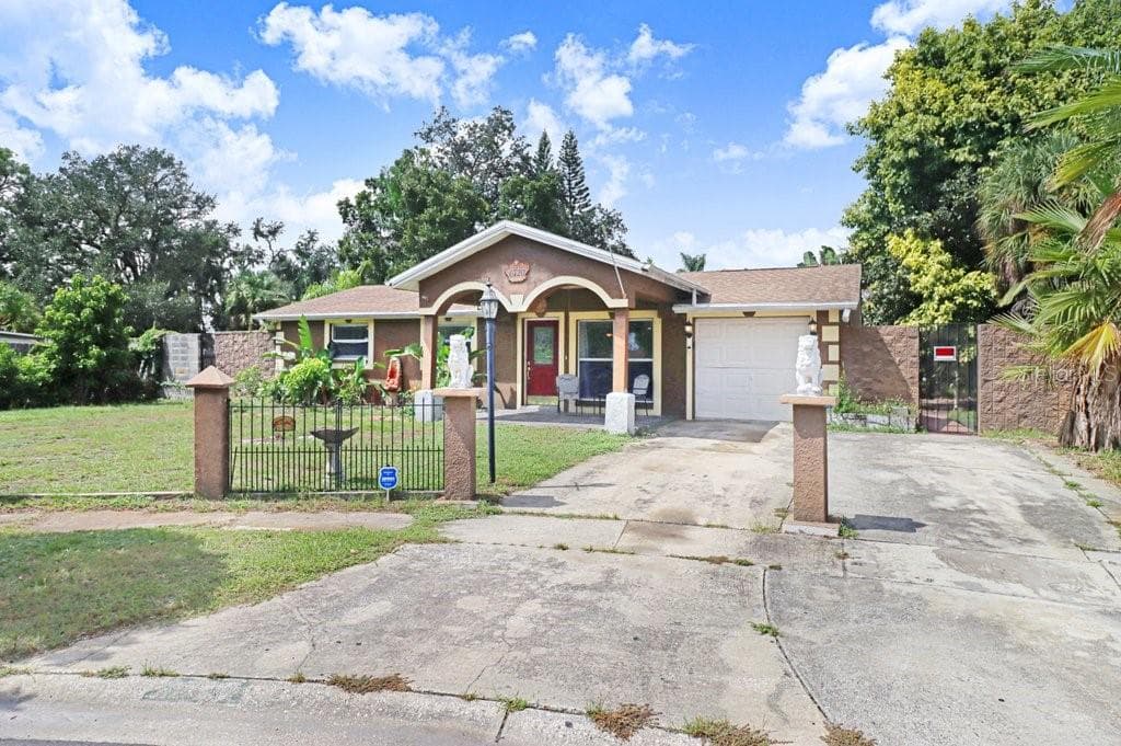 Single Family Residence at 6720 FORRESTVALE LN, TAMPA, photo 3 of 41