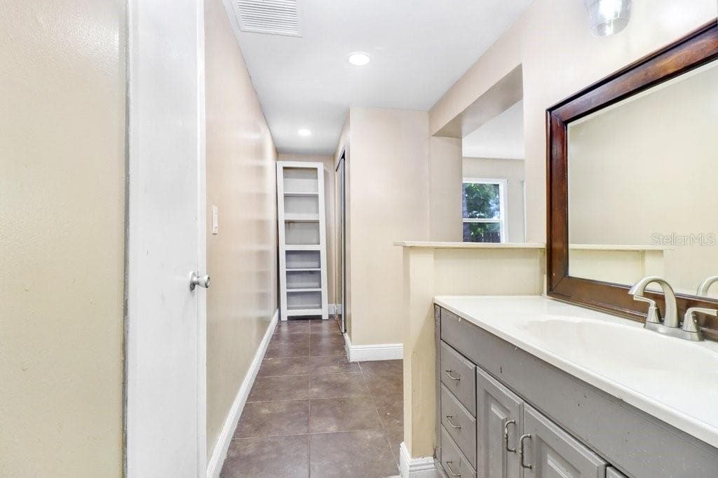 Single Family Residence at 6720 FORRESTVALE LN, TAMPA, photo 27 of 41