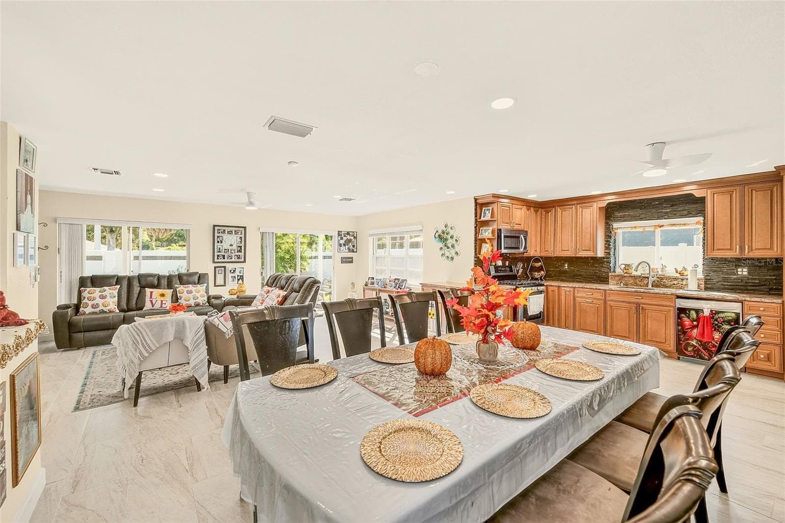 DINING TO KITCHEN TO GREAT ROOM - 8747 GLEN LAKES BLVD N, ST PETERSBURG