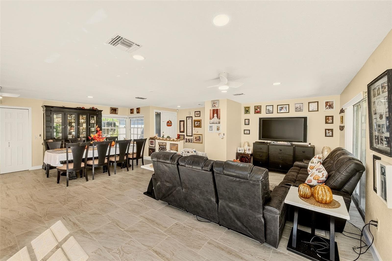 GREAT ROOM - 8747 GLEN LAKES BLVD N, ST PETERSBURG