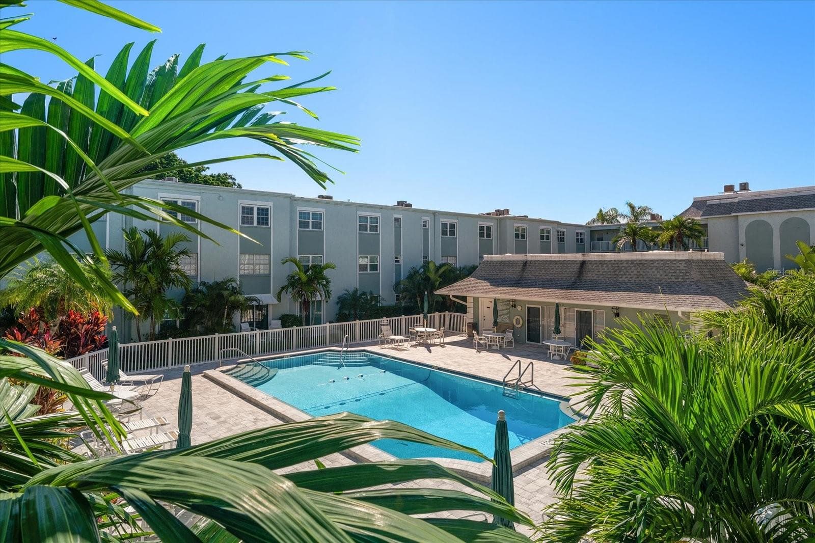 Heated pool and clubhouse, lush landscaping - 1706 BELLEAIR FOREST DR #238, BELLEAIR