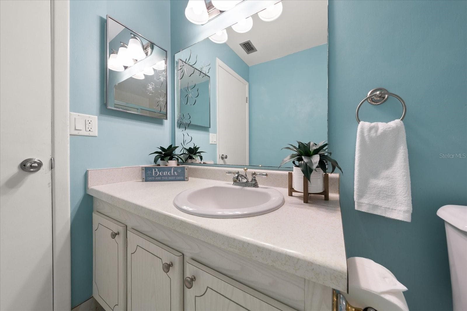 Full hall bath - 1706 BELLEAIR FOREST DR #238, BELLEAIR