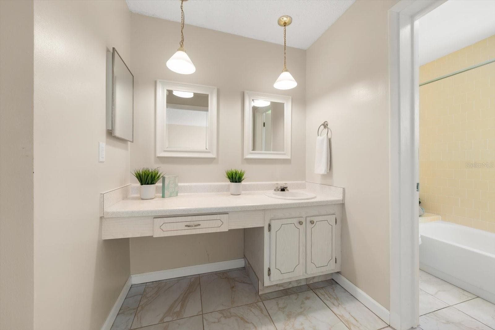 Primary en suite bath with vanity - 1706 BELLEAIR FOREST DR #238, BELLEAIR