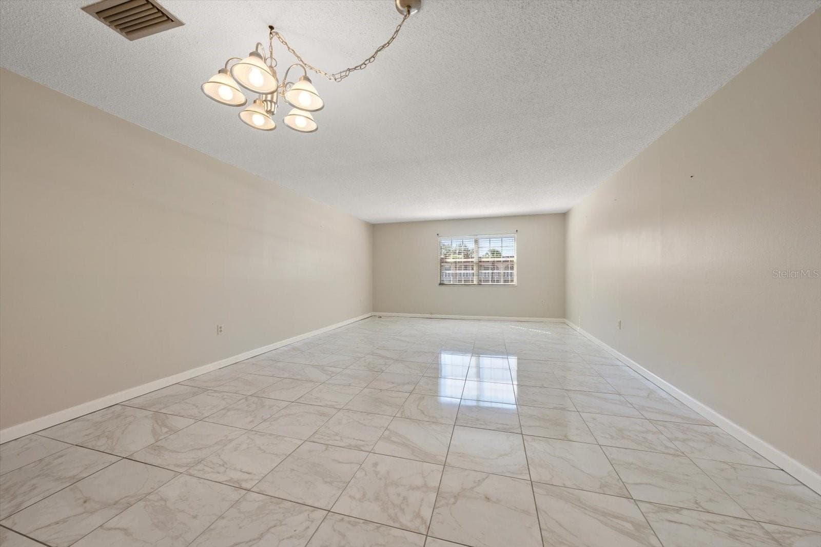 Spacious living / dining room combo - 1706 BELLEAIR FOREST DR #238, BELLEAIR