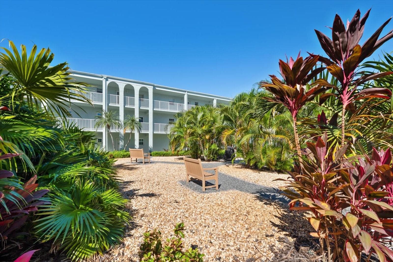 Courtyard with lush tropical landscaping - 1706 BELLEAIR FOREST DR #238, BELLEAIR