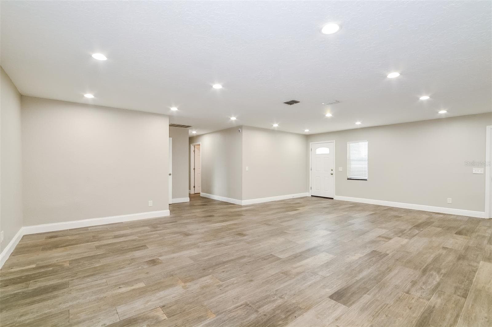 Single Family Residence at 10422 JANE EYRE DR, ORLANDO, photo 4 of 15