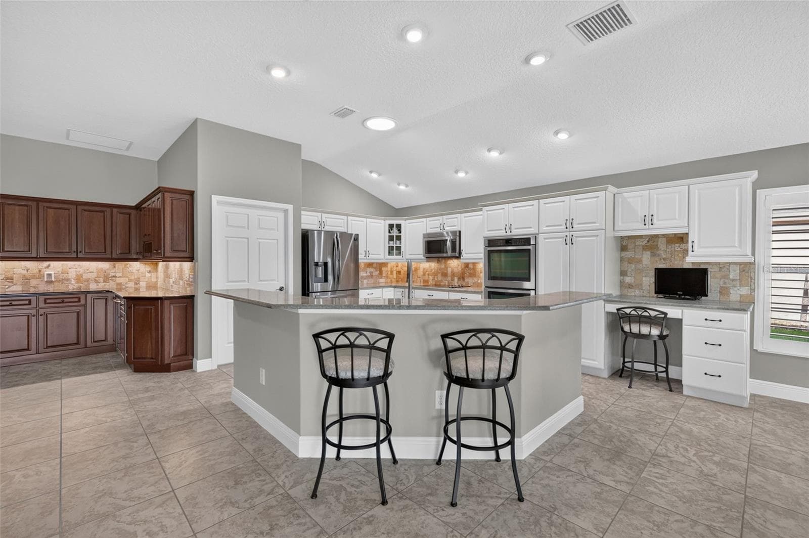 Kitchen with Built-In Custom Dry Bar - 3323 KELVINGTON RD, THE VILLAGES
