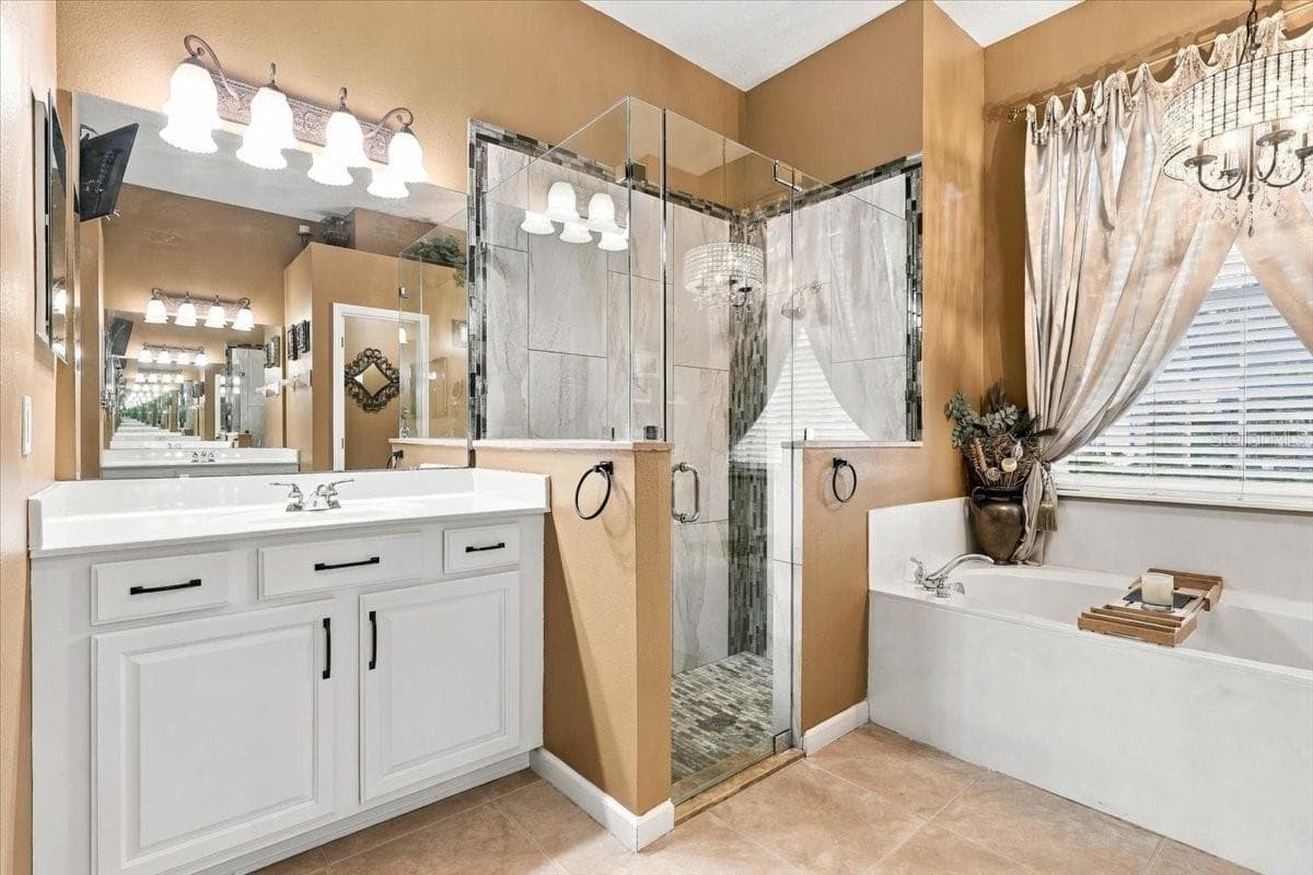 Primary en-suite bath. - 2631 TREYMORE DR, ORLANDO