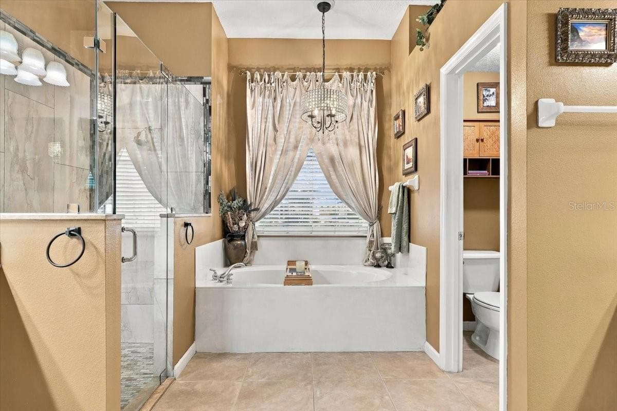 Primary en-suite bath. - 2631 TREYMORE DR, ORLANDO